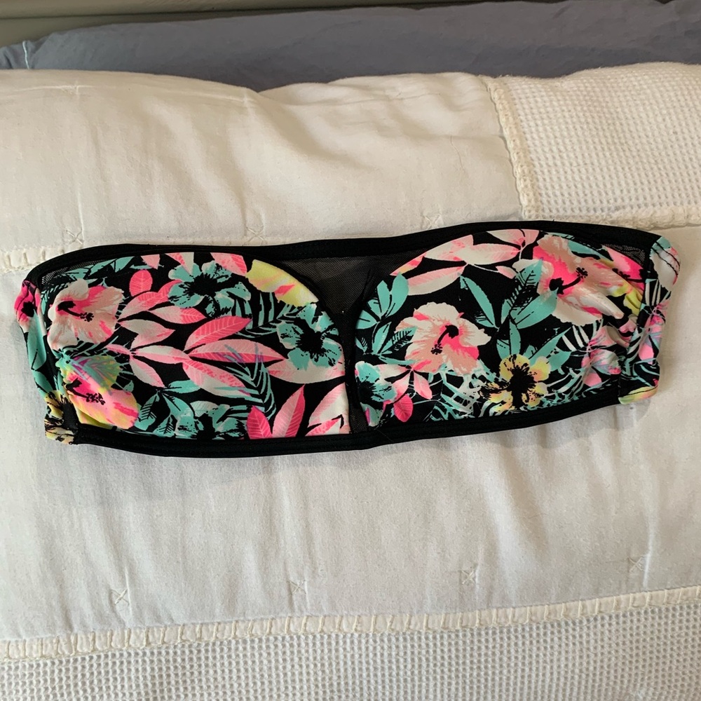 Strapless bikini top. Size small